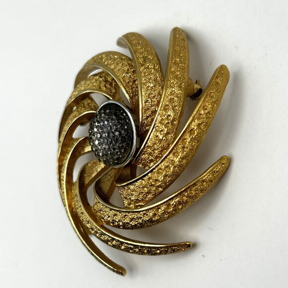 Vintage Monet Swirl Brooch Pinwheel Sunburst Rhinestone Textured Round Signed - Picture 4 of 12